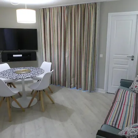 4 Pers Av Balcon-parking Gratuit-piscine Int Chauffee Court Tennis-menage Compris Apartament