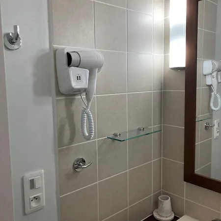 Appartamento 4 Pers Av Balcon-parking Gratuit-piscine Int Chauffée-serviettes Et Linge De Lit Compris